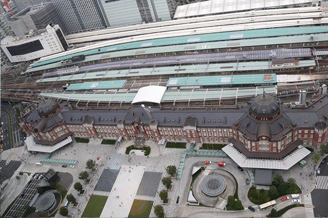 同店の窓から東京駅を見下ろす