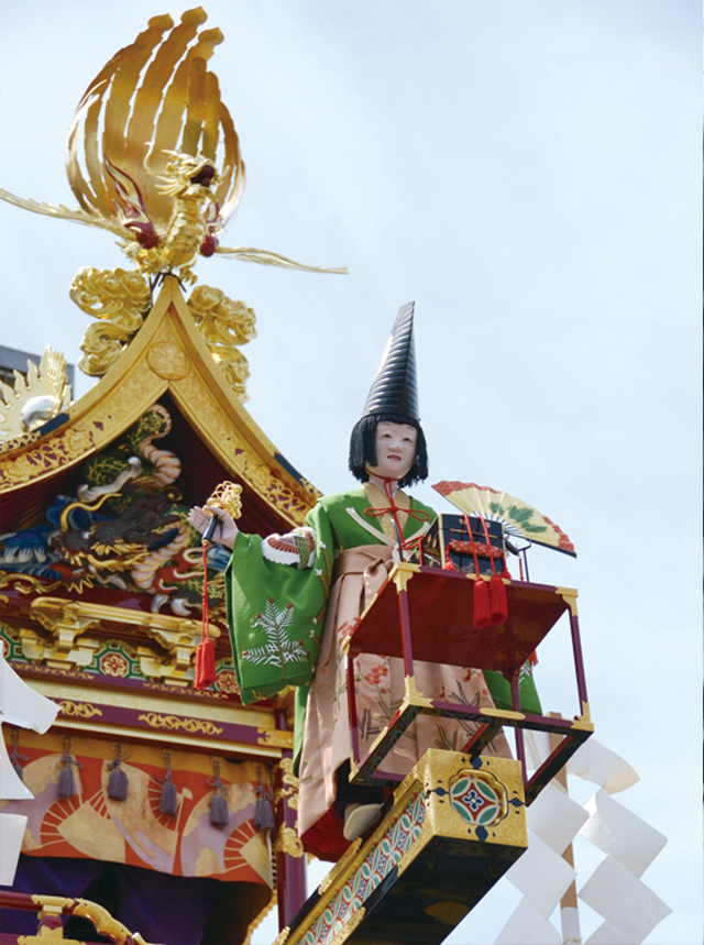 春の高山祭に登場する「三番叟（さんばそう）からくり」。扇子と鈴を持ち、その後童子が舞いながら箱に顔を伏せると翁に変身する