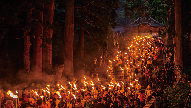 毎年6月最初の週末に開催される「大山夏山開き祭」。その前夜祭として大神山神社から神事の後に出発する2000人による「たいまつ行列」