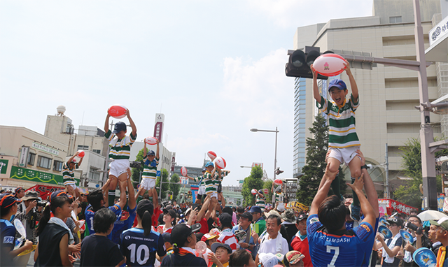 熊谷うちわ祭で行われたラグビーパレード。毎年7月20～22日に開催され約75万人以上が訪れる八坂神社の例大祭で「関東一の祇園」と称される。