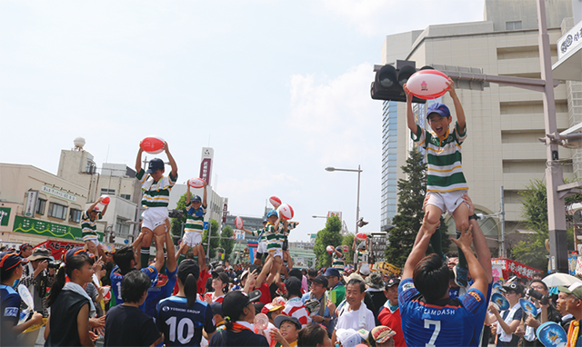 熊谷うちわ祭で行われたラグビーパレード。毎年7月20~22日に開催され約75万人以上が訪れる八坂神社の例大祭で「関東一の祇園」と称される。