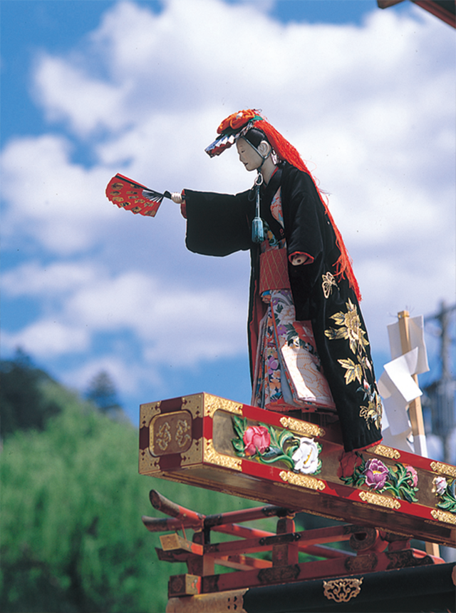 春の高山祭に登場する「石橋台（しゃっきょうたい）からくり」。扇笠姿のあでやかな美女が踊るうちに打ちかけがめくれて獅子に変身、舞い終わるとまた美女の姿に戻る