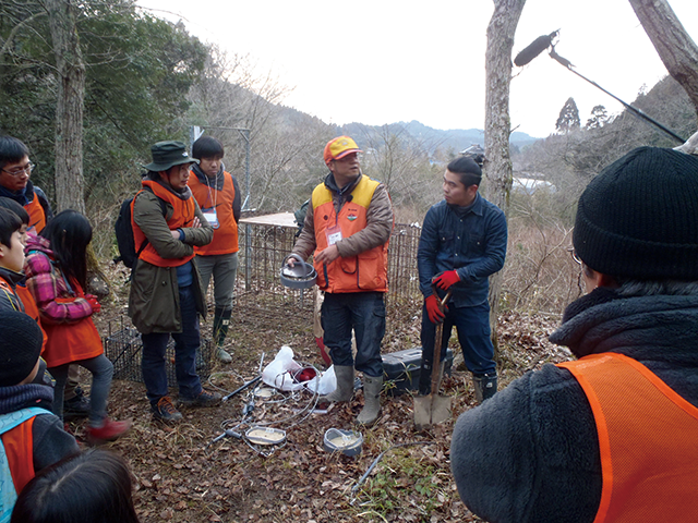 狩猟体験ツアー。山登りをしながら罠の仕掛け方などを学ぶ
