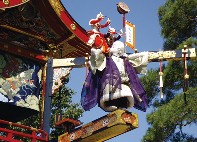 秋の高山祭に登場する「布袋台（ほていたい）からくり」。2体の唐子が棒を渡って布袋様の肩に飛び移る。これらのからくり奉納は祭りの両日、午前と午後に1回ずつ行われる