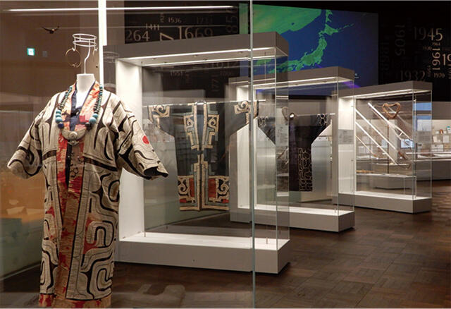 博物館には民族衣装などが展示されている （公財）アイヌ民族文化財団 提供