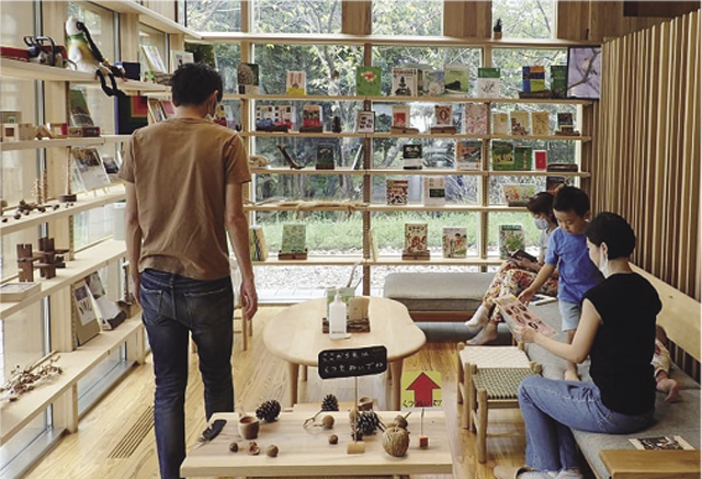 センターハウスにある図書コーナー。絵本や図鑑、森林教育関係図書などを自由に閲覧できる