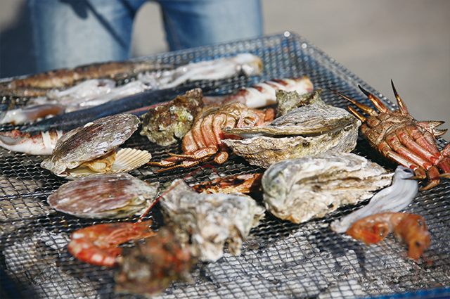 晩秋から晩春にかけては牡蠣、夏はウニ、秋のサンマ、冬はアワビといった具合に季節ごとに豊富な食材に恵まれている。また「海鮮バーベキュー」（1人前1500円～）では機材を準備してもらって、それらの食材を存分に味わうことができる