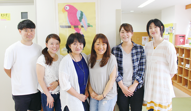 スタッフ集合写真。左から3人目が岡田氏