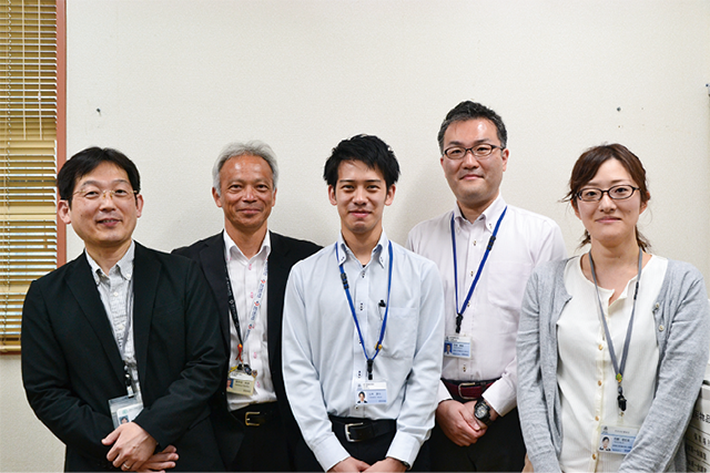 一般財団法人世田谷トラストまちづくりの松本氏(左)と世田谷区住宅課の皆さん(左から課長の蒲牟田 和彦氏、住宅担当主事の山本 達也氏、住宅担当係長の竹田 雅哉氏、住宅担当の丹野氏)