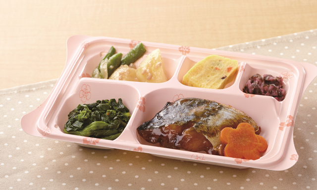 配食サービスの弁当の一例(普通食)。栄養士監修、栄養バランスや具の大きさ、やわらかさに配慮した弁当で、献立は日替わり