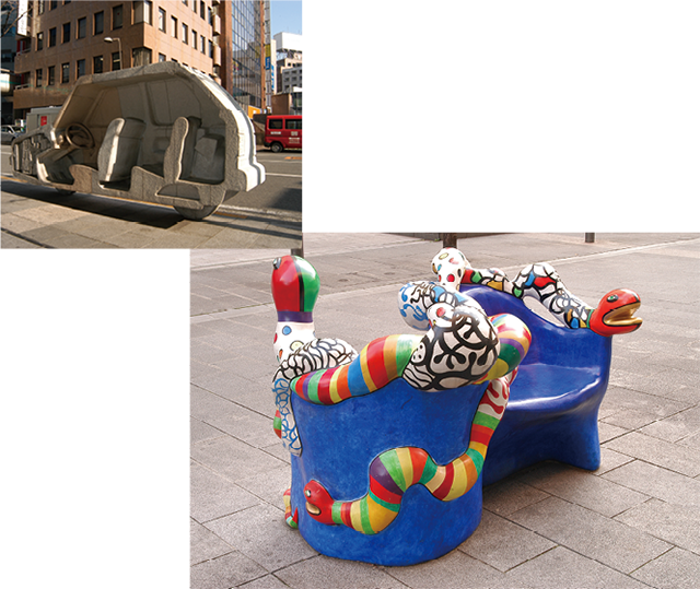 （左）作品番号109の「車止め（ベンチ）」（ヴィト・アコンチ作） （下）作品番号072の「会話（ベンチ）」（ニキ・ド・サンファル作）