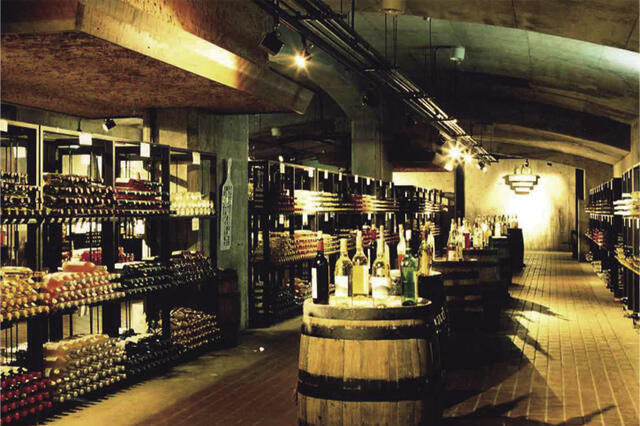 「甲州市勝沼 ぶどうの丘」の地下にあるワインカーヴには200種類以上のワインがあり、有料（1名1520円）で試飲ができる。TEL0553-44-2111