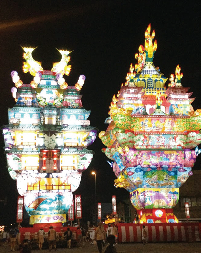 左が「嘉六」、右が「愛季」。2基の巨大灯籠がすれ違う瞬間が祭りの最大の見せ場