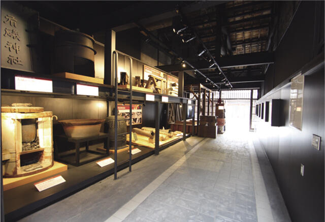 金屋町にある高岡市鋳物資料館では初期の鋳物製造用具、鋳物製品、古文書などが展示され、400年にわたる高岡鋳物の歴史と伝統を知ることができる