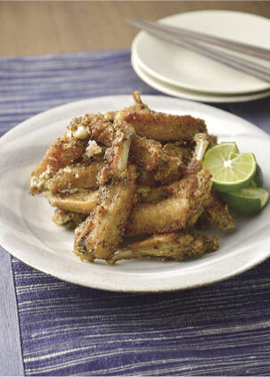 「手羽先唐揚げ」には徳島特産のすだちを添えて。火を通しても柔らかくジューシーなので、家庭でも調理しやすいと評判