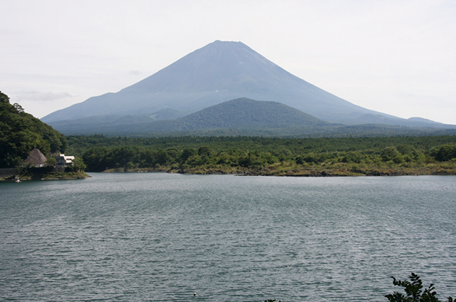 精進湖から見た富士山。富士五湖の中で最も小さな湖。溶岩流でできた湖の形は複雑で、逆さ富士が撮影できるスポットとしても知られる