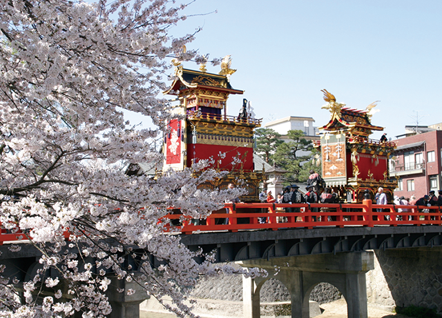 春の訪れを告げる春の高山祭。高山市内宮川に架かる中橋の上をゆっくりと屋台が通る