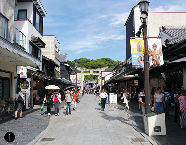 土産物屋や甘味処が軒を連ね、大勢の参拝客でにぎわう参道