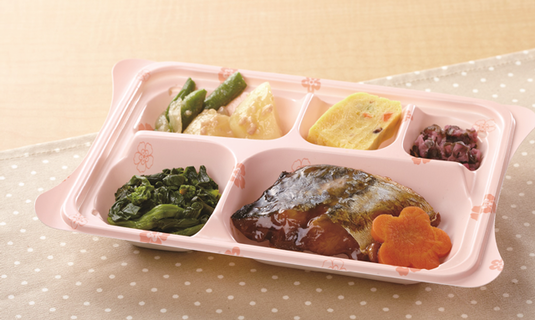配食サービスの弁当の一例(普通食)。栄養士監修、栄養バランスや具の大きさ、やわらかさに配慮した弁当で、献立は日替わり