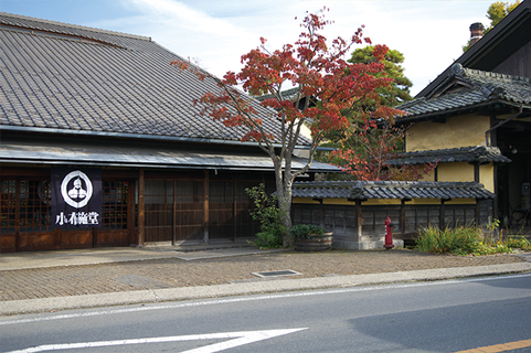 格子戸を店舗デザインのテーマとした栗菓子店「小布施堂」