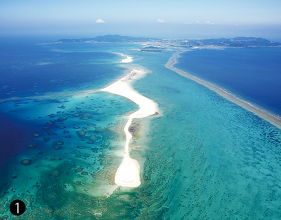 砂浜とコバルトブルーの海、青空が広がるハテの浜