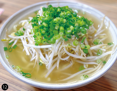 やん小~の「肉もやしそば」。だしはしっかりした味わいながら肉類のくさみが感じられず、カツオの香りがよくたっていて上質のスープのよう