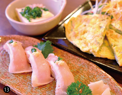 南島食楽園の「海ぶどうの卵焼」（奥）と、同じく人気メニューの「久米島赤鶏の握り