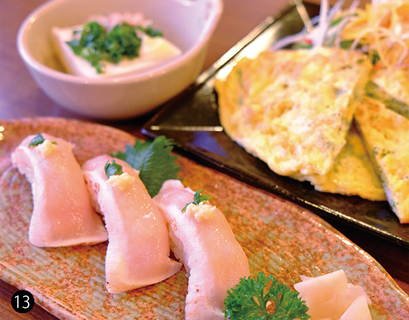 南島食楽園の「海ぶどうの卵焼」(奥)と、同じく人気メニューの「久米島赤鶏の握り
