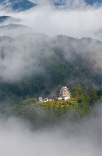 朝霧に浮かび上がる郡上八幡城。〝天空の城〟として話題に