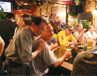外国人バーの様子。店内では英語が飛び交う。ナイトツアーでは、地元のガイドが最初のオーダーまでエスコートしてくれる cSASEBO