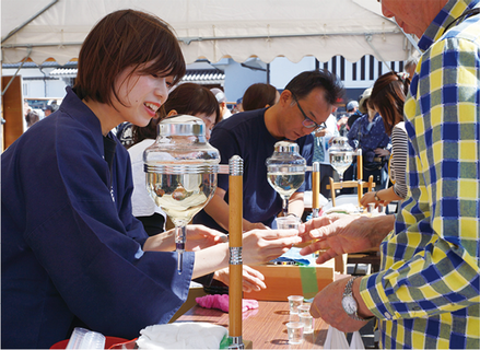 多くの人で賑わう「酒まつり」の模様