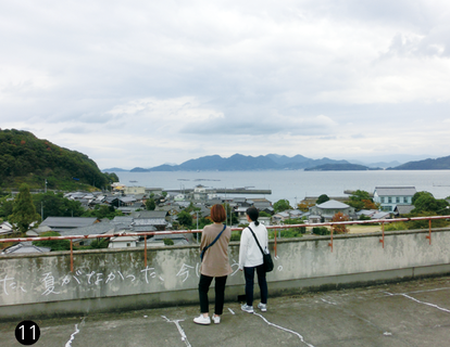 作品展示会場の一つ、旧粟島小学校の屋上からの景観。集落全体と海が見渡せる