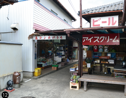 大小島 真木氏とマユール・ワイェダ氏、島民たちが中心となって制作した作品「始まりの洞窟」（粟島）