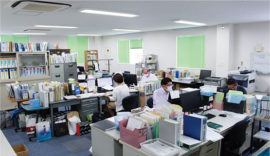 職員一人ひとりが広めにデスクを使用することができるつくりのオフィス