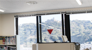 洲本商工会議所の4階に入るオフィスの窓からは洲本城を望むことができます