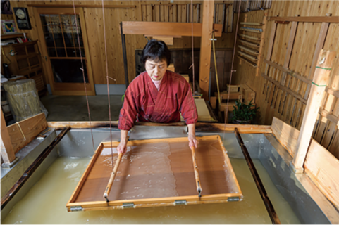 清流に育まれた文化の一つである「美濃和紙」。長良川流域には清らかな水が深く関わる伝統工芸技術が数多く残っている。本美濃紙を含む「日本の手すき和紙技術」は県内初のユネスコ無形文化遺産に登録されている