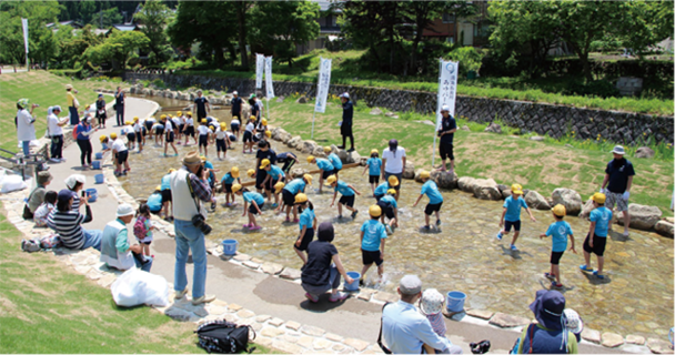 「清流長良川あゆパーク」（2018年オープン）では、つかみ取りなどの体験活動を実施している