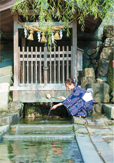 長良川流域には水を大切にする精神が息づいている。「水の町」として知られる郡上市八幡町にある湧き水「宗祇水(そうぎすい)」も、周辺住民の生活の水として大切に使われてきた
