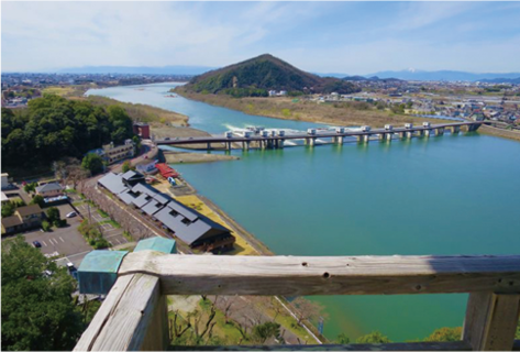 天守から木曽川下流方向の眺望。犬山頭首工ライン大橋(通称ライン大橋)を渡った北岸は岐阜県各務原(かかみがはら)市