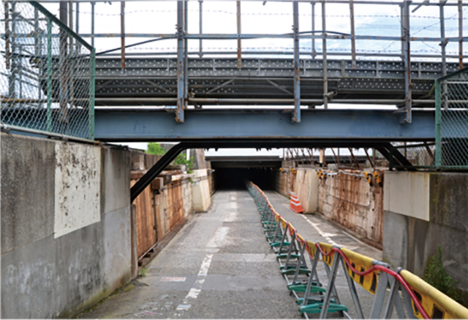在のところ、線路を挟んで海側に行くには泉岳寺駅にほど近いこの高輪橋架道橋を通る必要がある。トンネル新設のため、現在は車両通行止め