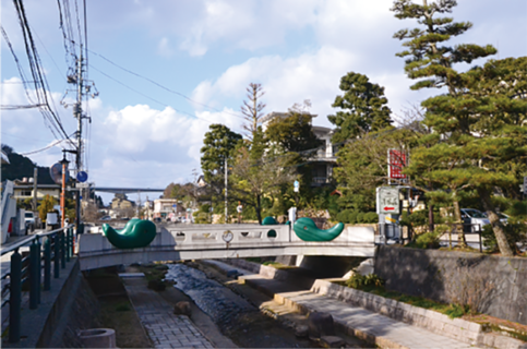 松江市玉湯町を流れる玉湯川に沿って桜の木と老舗旅館が立ち並ぶ玉造温泉街。奈良時代以前に開湯したと言われ、大国主(おおくにぬし)とともに出雲の国造りを行った 少彦名命(すくなひこなのみこと)が発見した湯と伝えられている