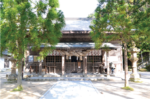 玉作湯神社。「参拝客は社務所で叶い石を購入(600円)し、拝殿を参拝した後これを水で清めて願い石にくっつける。石から石へとパワーが伝わり、願い札に思いをつづるとそれが叶う」という作法が人気