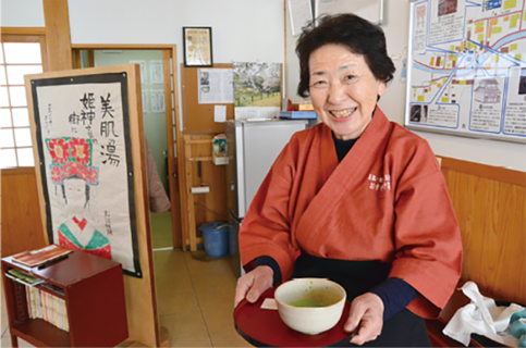 「おすそわけ茶屋」では、地元のお母さんが煎茶(無料)でおもてなししてくれる。抹茶とコーヒー(いずれも100円)も注文できる
