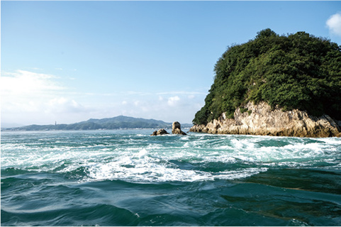 日本三大潮流の一つに数えられる来島 海峡の渦潮。その迫力ある潮流を間近 で体感できるクルーズ「来島海峡急流 観潮船」も人気