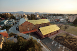 金色に輝く「シードル・ゴールド」の屋根