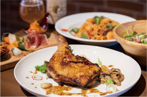 地元の新鮮な食材を使ったメニューやシードルの飲み比べセットなども提供している