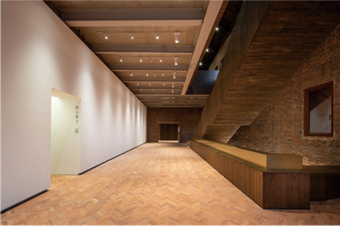 市民ギャラリー。エントランスから中に入ると床と壁は煉瓦で覆われ、あたたかく開放的な空間　 撮影：小山田邦哉