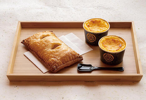 カップチーズケーキやパピリカパイなども美味 (公財)アイヌ民族文化財団 提供