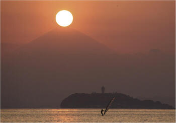 神奈川県逗子市　逗子海岸「薄曇りの時の沈む太陽」