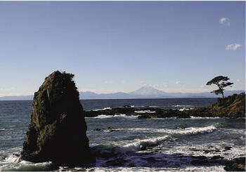 神奈川県横須賀市　秋谷立石「岩・松・波そして富士山」